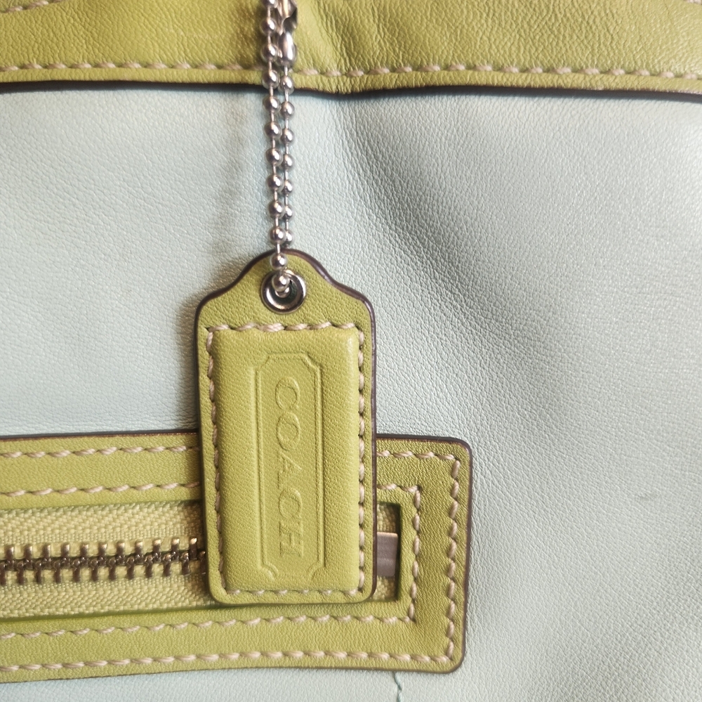 VGVC Coach Handbag with Kisslock Center Section - Picture 3 of 9